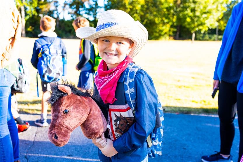 Lipscomb Elementary students walk to school